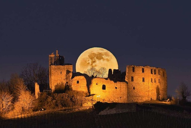 Der Vollmond schmckt die Staufener Burg.  | Foto: Peter Lewald