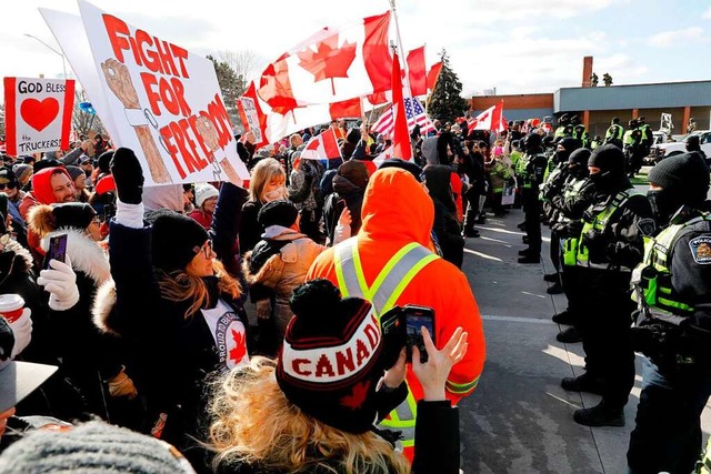 Proteste gegen die Corona-Manahmen  an der Ambassador-Grenzbrcke.  | Foto: JEFF KOWALSKY (AFP)