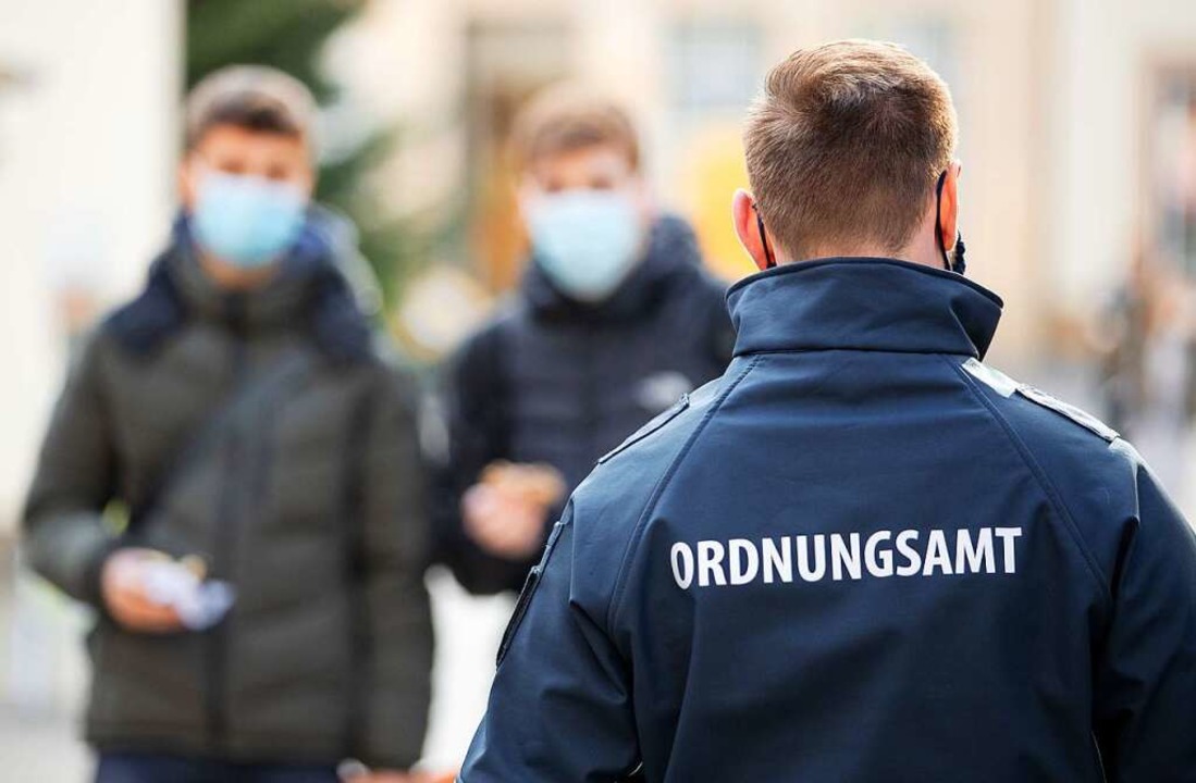 Die Ordnungsmter sind dafr zustndig...orona-Regeln vor Ort zu kontrollieren.  | Foto: Friso Gentsch (dpa)