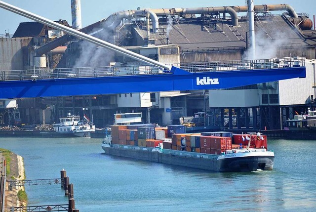 Der Rheinhafen in Kehl mit den Badischen Stahlwerken im Hintergrund  | Foto: Kehler Hafen