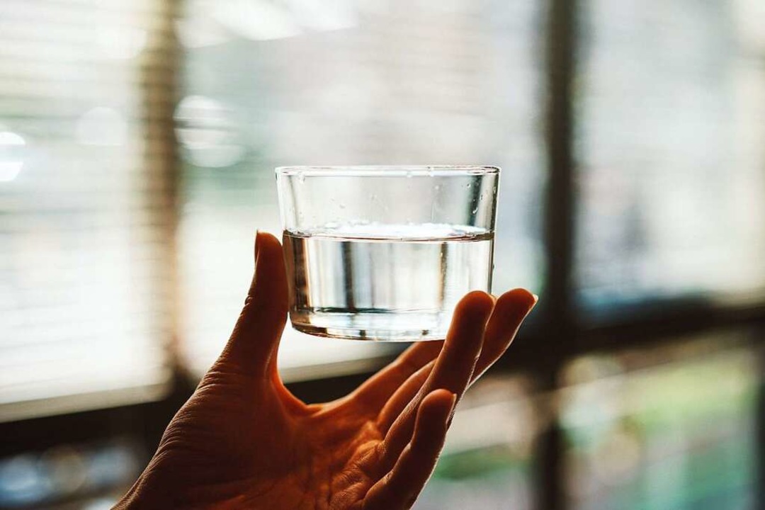 2,5 Liter pro tag trinken: Was bewirkt das? Wir haben es ausprobiert.  | Foto: Manki Kim (unsplash.com)