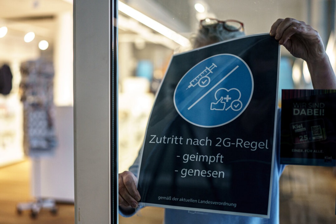 Die Zeiten von 2G und 2G+ könnten bald...ben &#8211; zumindest im Einzelhandel.  | Foto: Axel Heimken (dpa)