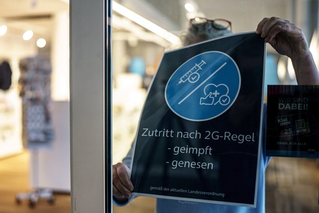 Die Zeiten von 2G und 2G+ knnten bald...ben &#8211; zumindest im Einzelhandel.  | Foto: Axel Heimken (dpa)