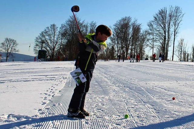 In Todtnauberg spielen Jugendliche Golf im Schnee