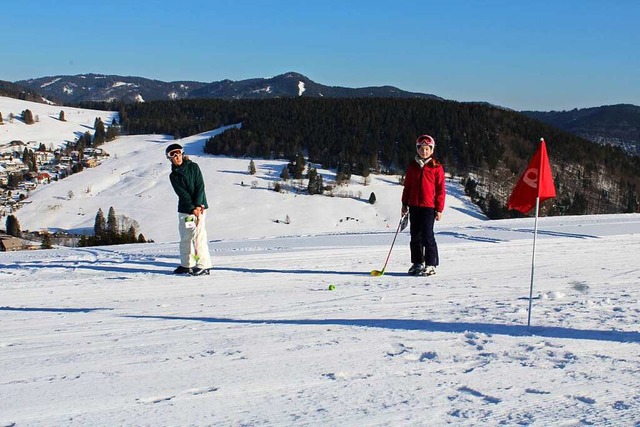 Golfspielen mit Skischuhen im Schnee: .... Das Turnier soll weiter stattfinden.  | Foto: Manuel Hunn