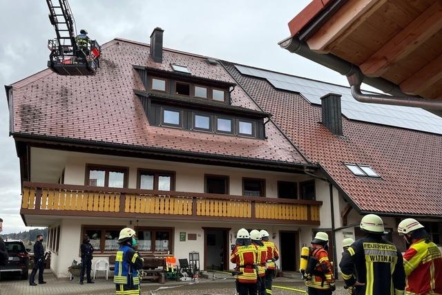 Feuerwehr rückt gleich zwei Mal wegen Schwelbrand am Horbener Ignazhof aus