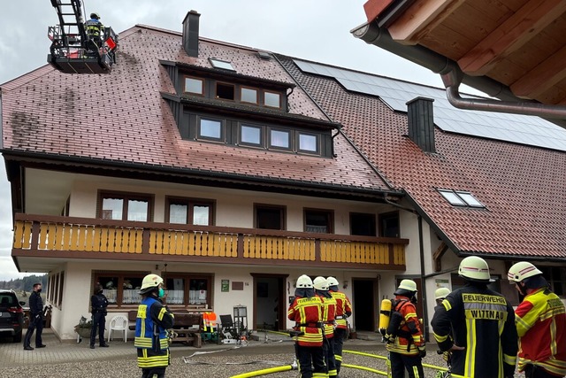 Mit mehr als 30 Einsatzkrften waren d...uerwehren aus dem Hexental im Einsatz.  | Foto: Christian Brauner (Feuerwehr Horben)