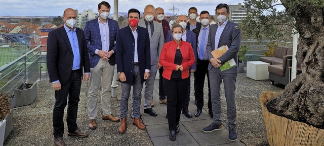 Die Teilnehmer des gesundheitspolitisc... der Dachterrasse der Breisgau-Klinik.  | Foto: Thilo Jakob