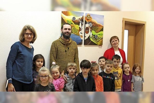 Kinder besuchen Ausstellung