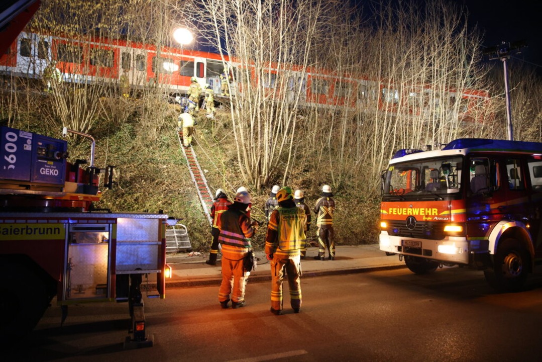 Rettungskräfte arbeiten an der Unfallstelle.  | Foto: Matthias Balk (dpa)