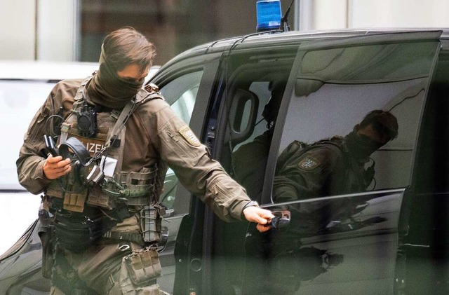 Franco A. (im Auto) auf dem Weg zum Haftrichter  | Foto: Boris Roessler (dpa)