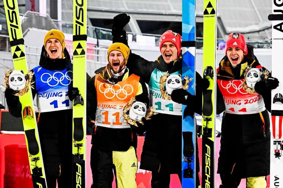 Vier Männer und ein Happy End (von lin... des Deutschen Ski-Verbands in Peking.  | Foto: CHRISTOF STACHE (AFP)