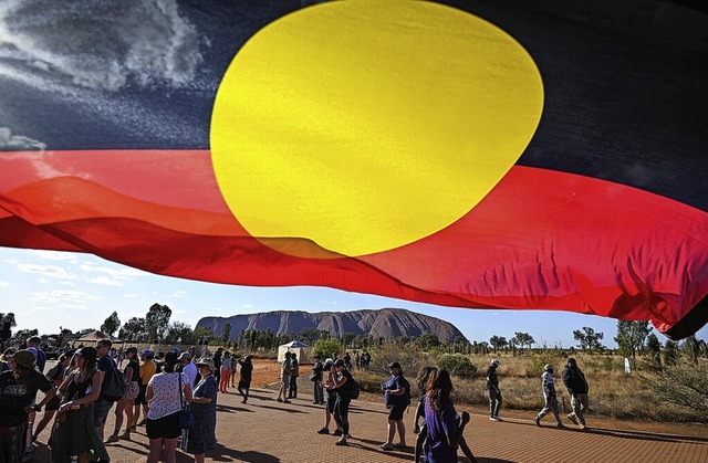 Flagge der Aborigines: Schwarz steht f...ten Ocker und der Kreis fr die Sonne.  | Foto: Lukas Coch (dpa)