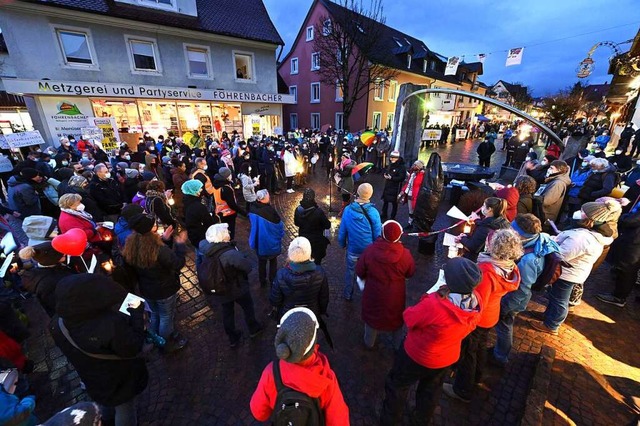 Um den Brunnen versammelten sich die C...sich am Rand mit zahlreichen Plakaten.  | Foto: Thomas Kunz