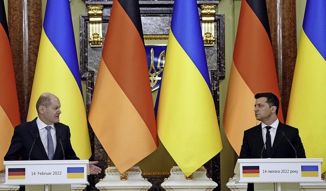 Bundeskanzler Olaf Scholz und der ukra...kyi bei ihrer Pressekonferenz in Kiew.  | Foto: Kay Nietfeld (dpa)