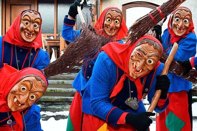 Die Gundelfinger Dorfhexen mit bser und freundlicher Maske  | Foto: Andrea Steinhart