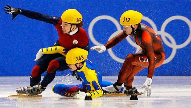 2002: Steven Bradburys Konkurrenten r...ser Kollision gegenseitig aus dem Weg.  | Foto: imago sportfotodienst