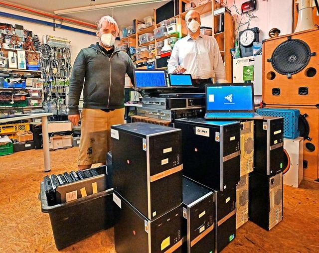 Jens Rieger (links) und Gtz Hoffart m...in den Rumen des Chaos Computer Club.  | Foto: Michael Bamberger