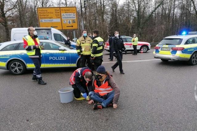 Blockade der A5-Ausfahrt: Polizei prüft, ob Aktivisten Einsatzkosten tragen müssen