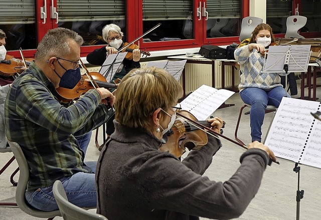 Musizieren mit Schutzmasken: Der Orche...t sich auf sein nchstes Konzert vor.   | Foto: Roswitha Frey