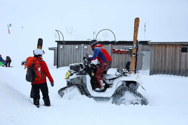 Die Bergwacht rckt zur Hilfeleistung auf die Skipiste aus.   | Foto: Joachim Hahne