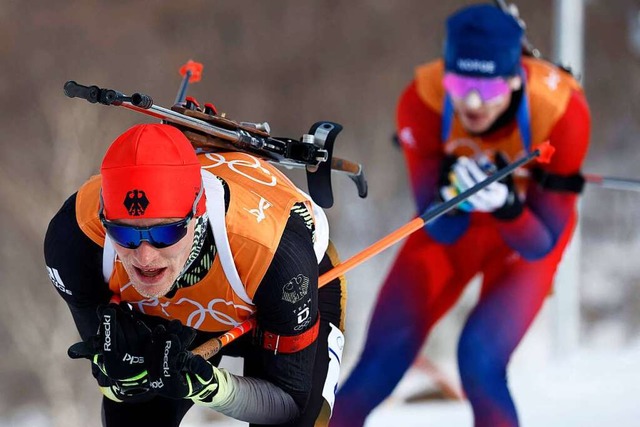 Biathlet Benedikt Doll (vorne) kann im...hannes Thingens Boe (hinten) mitgehen.  | Foto: ODD ANDERSEN (AFP)