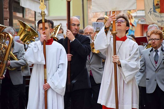 Ministranten, Musiker und kirchliche M...eiligen Fridolin auf die Strae gehen.  | Foto: Hildegard Siebold