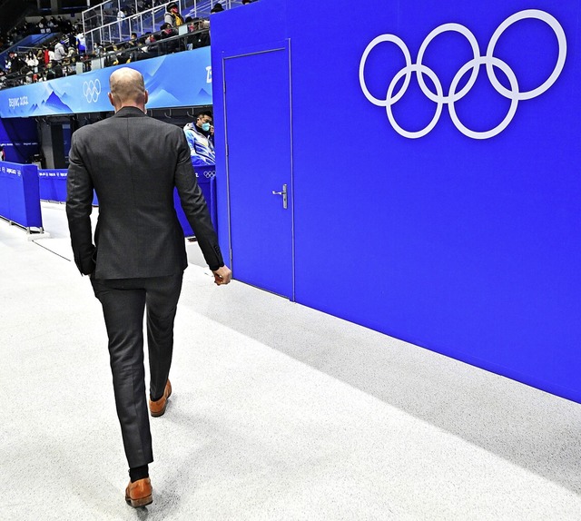 Die DEB-Auswahl mit Trainer Toni Sder...e dann nicht einmal das Viertelfinale.  | Foto: Peter Kneffel (dpa)