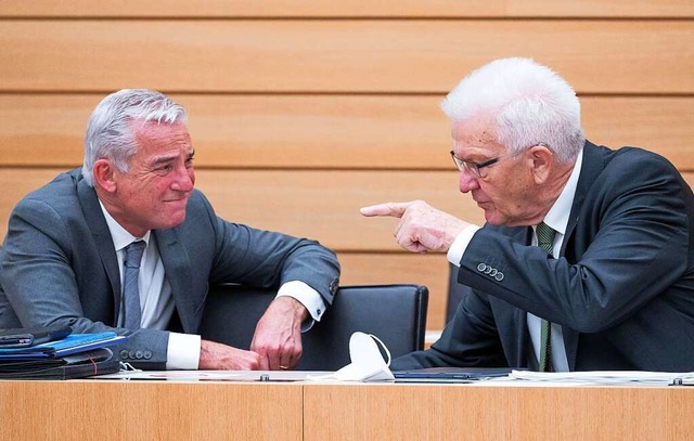 Thomas Strobl (l.) und Winfried Kretschmann im Landtag  | Foto: Marijan Murat (dpa)