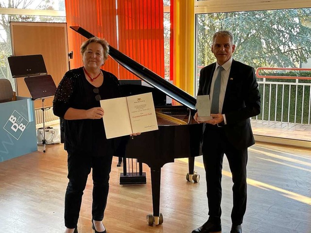 Vorsitzende Christa Schmieder-Wenzel bekam die Auszeichnung von  Patrik Rapp  | Foto: BDB-Musikakademie