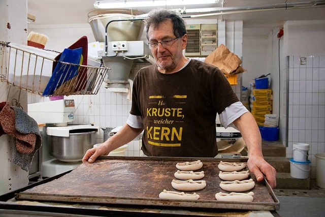 Friedrich Ruf in seiner Backstube, in ... Renteneintrittsalter  gearbeitet hat.  | Foto: Volker Mnch