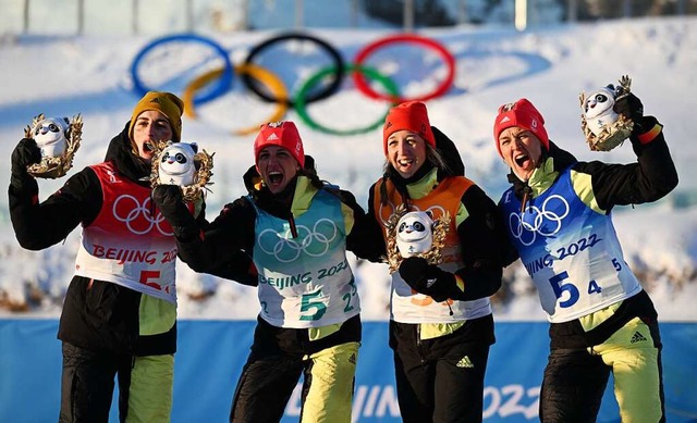 Vanessa Hinz, Franziska Preuss, Denise...links) jubeln ber die Bronzemedaille.  | Foto: Hendrik Schmidt (dpa)