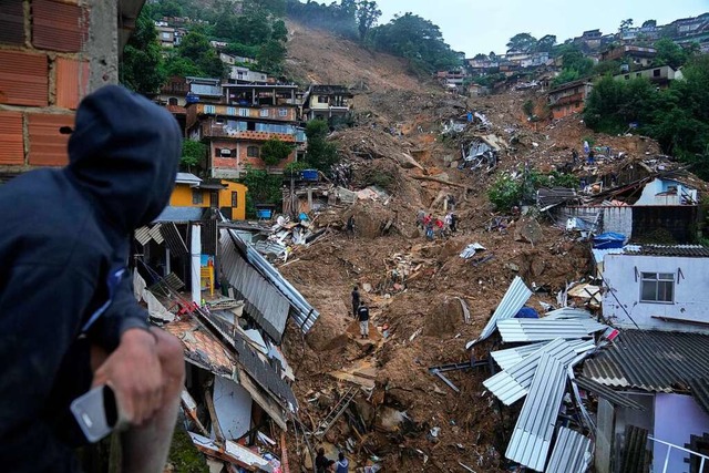 Rettungskrfte und Anwohner suchen nac...chen betroffenen Gebiet in Petropolis.  | Foto: Silvia Izquierdo (dpa)