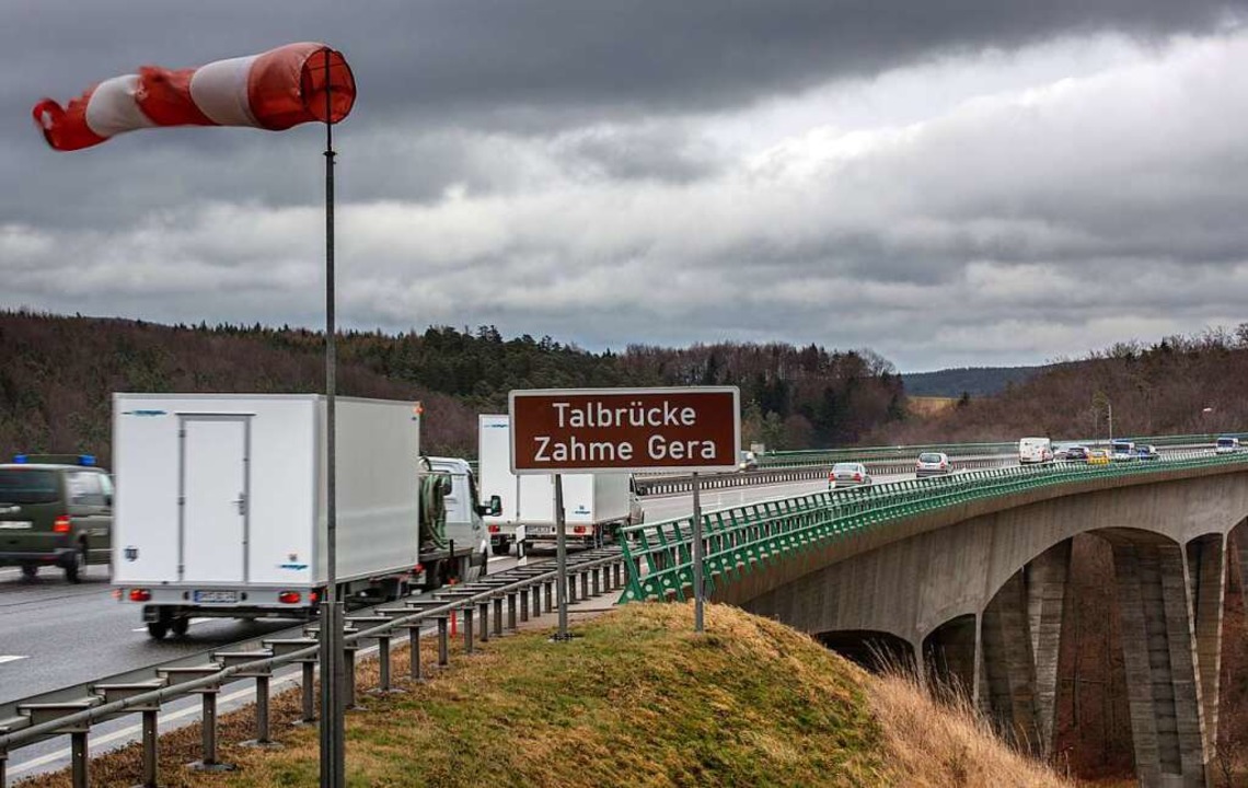 Wohin blst der Wind? Auf Autobahnbrc...nd aus welcher Richtung der Wind weht.  | Foto: Michael Reichel (dpa)