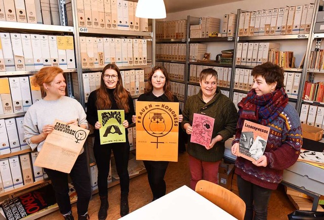 Archivarbeitsgruppe vor vielen Regalmetern Bestnden des Feministischen Archivs  | Foto: Rita Eggstein