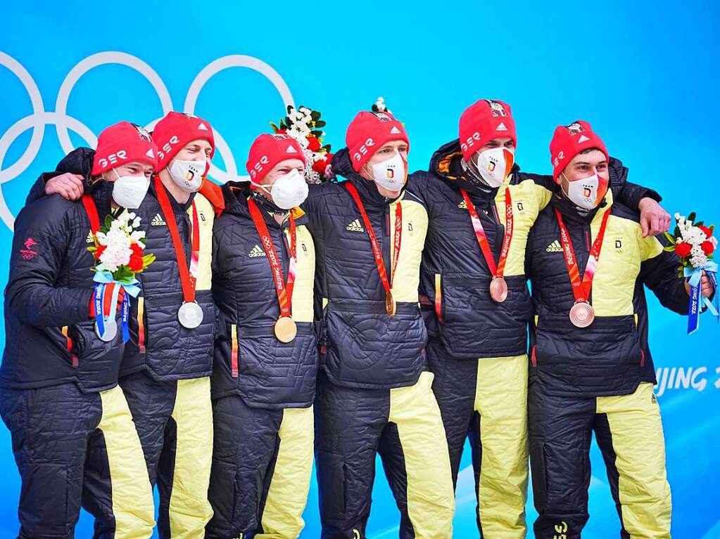 Beim Zweierbob der Mnner gehen alle Medaillen nach Deutschland: Die Silbermedaillengewinner Johannes Lochner  und Florian Bauer, die Goldmedaillengewinner Francesco Friedrich und Thorsten Margis  und die Bronzemedaillengewinner Christoph Hafer und Matthias Sommer (von links nach rechts) jubeln bei der Siegerehrung.