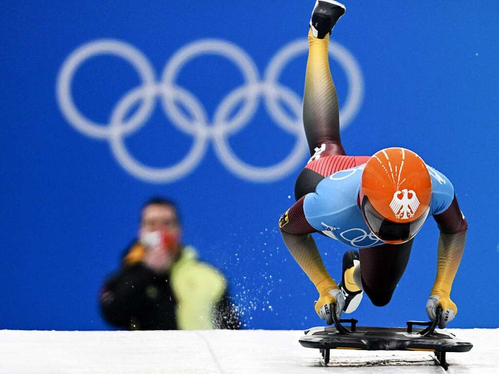 Hannah Neise wirft sich auf den Rodelschlitten – und holt Gold im Skeleton.