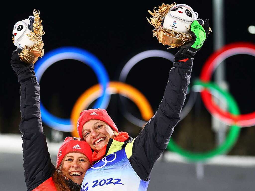 Victoria Carl (rechts) und Katharina Henning aus Deutschland feiern auf dem Podium ihre Goldmedaille im Team-Sprint im Skilanglauf.