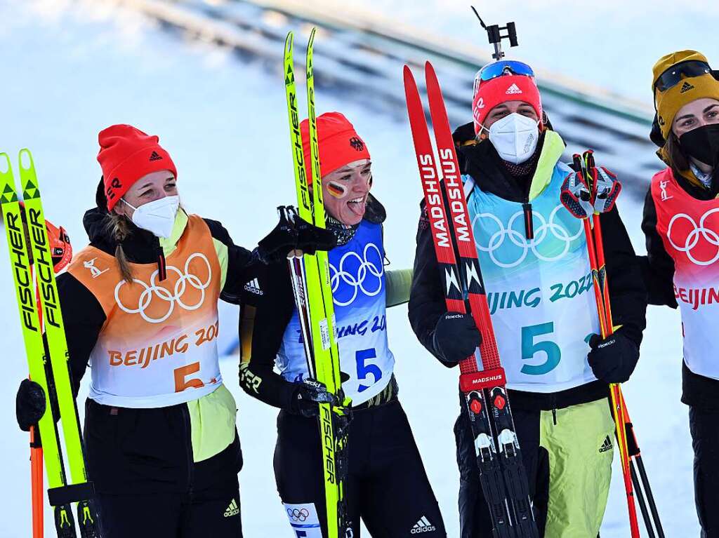 Franziska Preuss, Denise Herrmann, Vanessa Hinz und Vanessa Voigt (von links nach rechts) aus Deutschland freuen sich im Ziel ber die Bronzemedaille im Biathlon der Frauen.