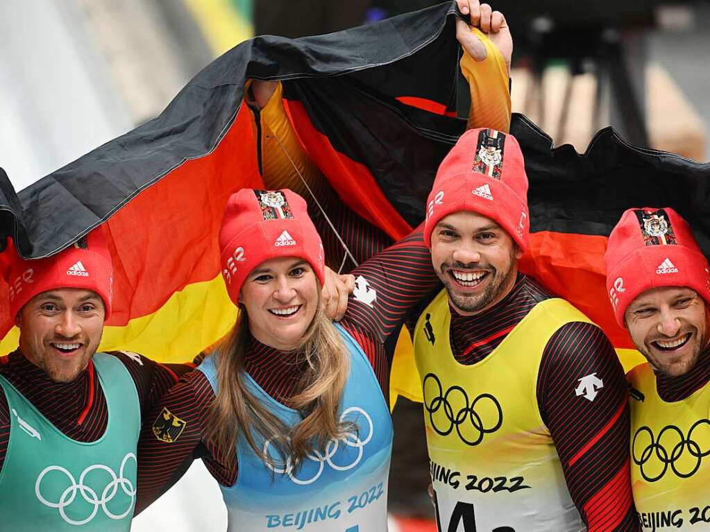 Die deutsche Mixed-Staffel im Rodel-Team gewinnt die Goldmedaille: Johannes Ludwig, Natalie Geisenberger, Tobias Wendl und Tobias Arlt (von links).