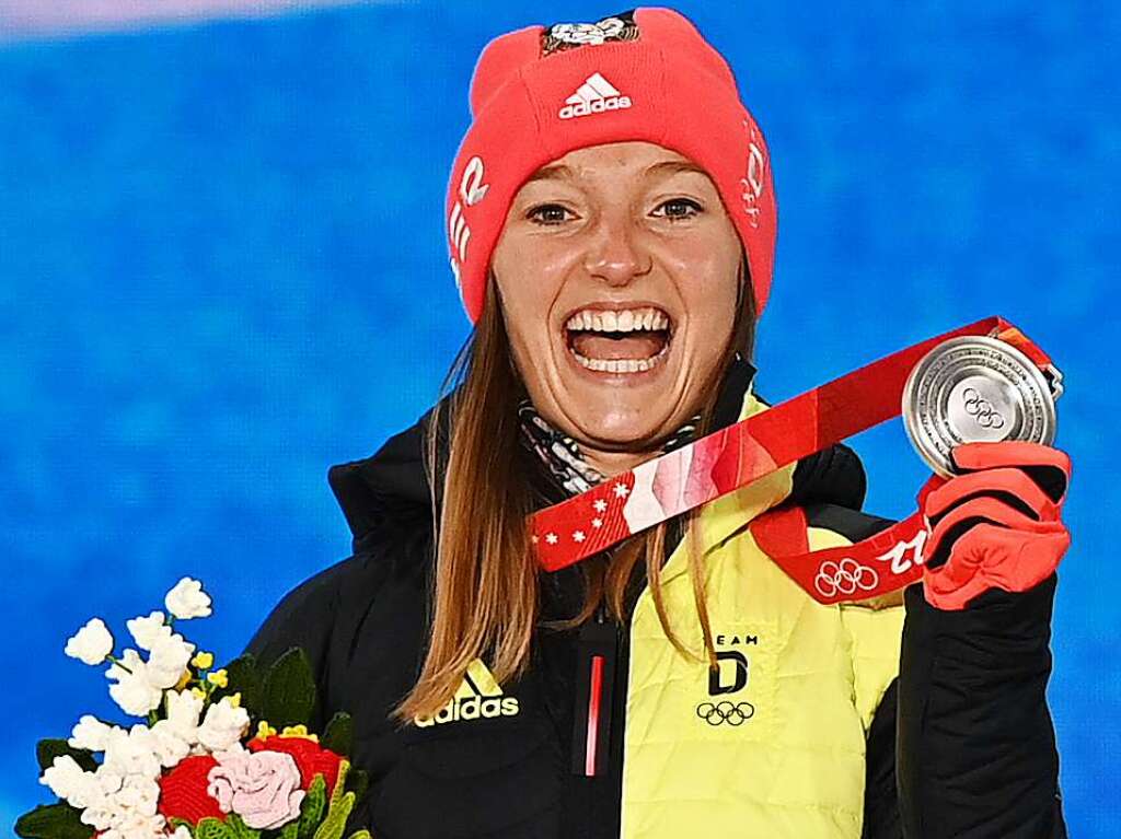 Erste Medaille fr Deutschland bei den Winterspielen 2022: Skispringerin Katharina Althaus jubelt ber Silber.