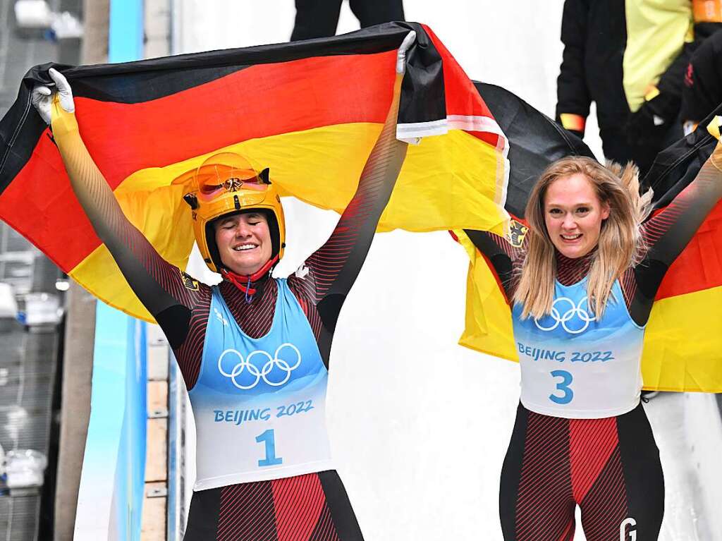 Zwei weitere deutsche Medaillen bei den Rodlerinnen im Einsitzer: Natalie Geisenberger holt Gold, Anna Berreiter  Silber (von links).