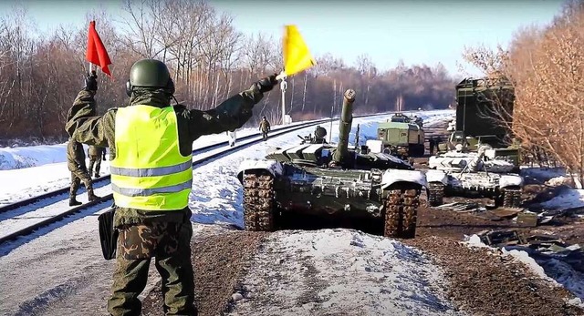 Russische Panzer werden auf Eisenbahnw...ck in ihre Basen transportiert werden.  | Foto: Uncredited (dpa)