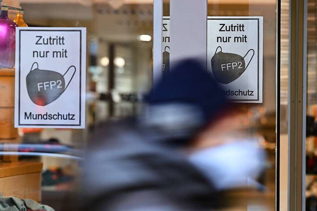 Der Handelsverband forderte im Vorfeld... Zugangsbeschrnkungen beim Einkaufen.  | Foto: Arne Dedert (dpa)