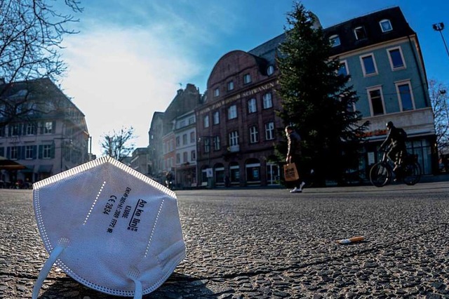 Eine Maske liegt auf dem Lrracher Marktplatz. (Symbolbild)  | Foto: Jonas Hirt