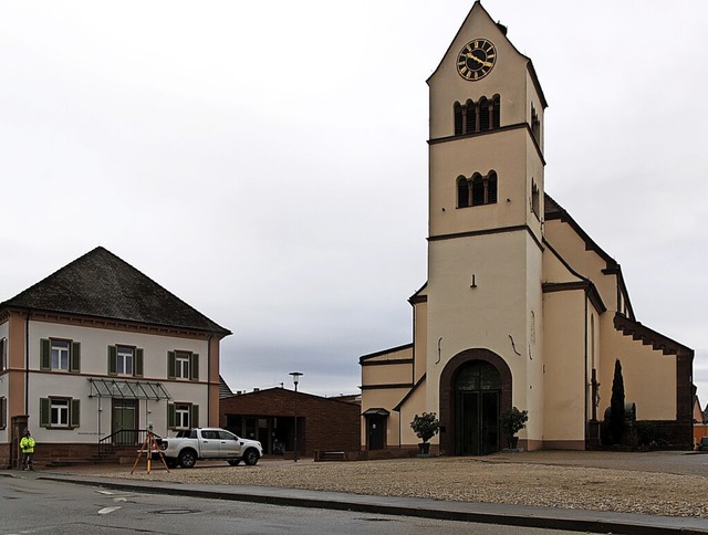 Der Umbau der neuen Dorfmitte vor Rath...ie Vermessungsarbeiten laufen bereits.  | Foto: Christiane Franz