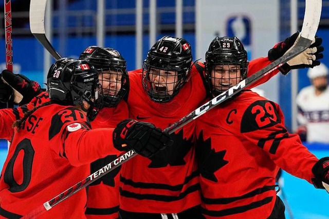 Das Team aus Kanada feiert ein Tor.  | Foto: Petr David Josek (dpa)