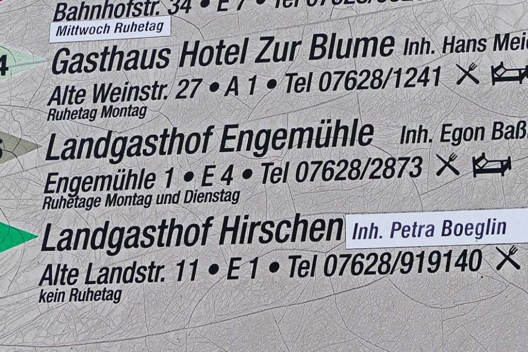 Die Informationen auf den großen Tafel... Inhaberin des Hirschen in Welmlingen.  | Foto: Victoria Langelott