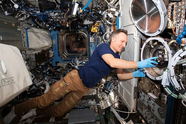 Seit November ist Astronaut Matthias Maurer im Weltall und arbeitet auf der ISS.  | Foto: ESA/NASA (dpa)