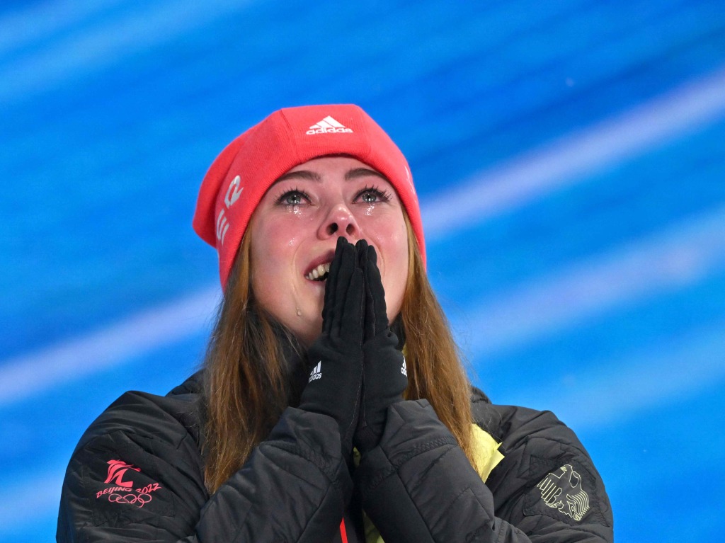 Daniela Maier holt Bronze im Ski Cross – nach einem nervenzehrenden Videobeweis hinter der Ziellinie.